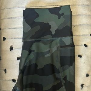 Old navy active camo elevate leggings